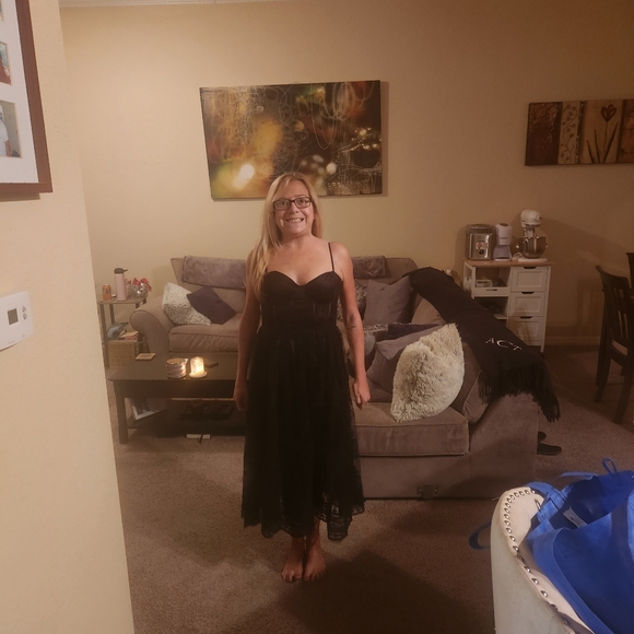 Lulu's "My darling black lace bustier midi dress" - Picture 6 of 9